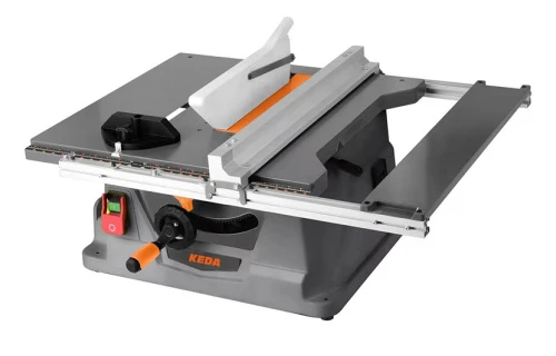 Plusieurs outils électriques courants pour couper le bois